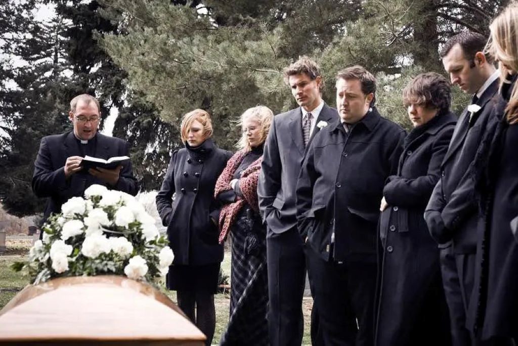 Can I wear colors other than black to a wake?